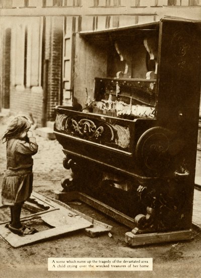 Barn med beskadiget klaver efter et luftangreb gjorde hende hjemløs, Første Verdenskrig, 1918, 1935. af Unbekannt