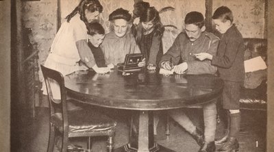 Børn tømmer deres pengekasser for at investere i krigslån, c1917, 1935 af Unbekannt