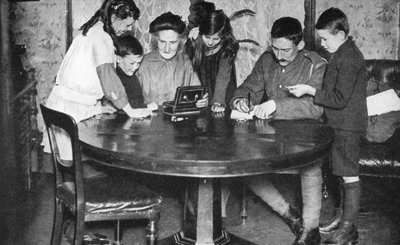 Børn tømmer deres pengekasser for at investere i krigsobligationer, 1936 af Unbekannt