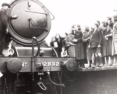 Børn ser på et damplokomotiv, 3. marts 1936 af Unbekannt