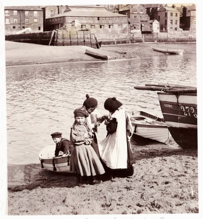 Børn leger ved vandkanten, Whitby Harbour, c 1905 af Unbekannt