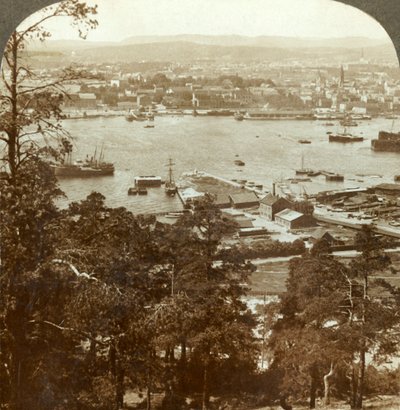 Christiania og hendes travle havn, N.W. fra Ekeberg Royal Palace til højre, Norge, c1905. af Unbekannt