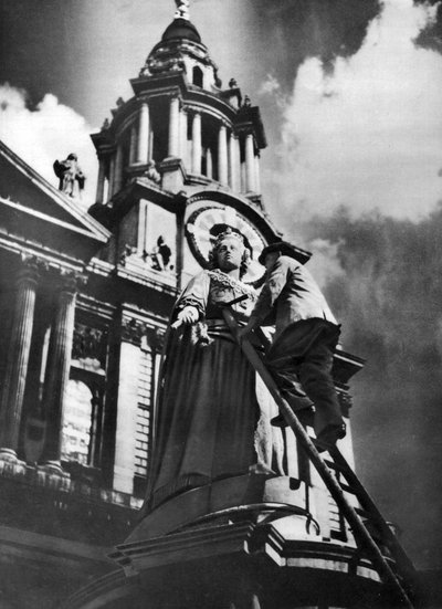 Rengøring af statuen af dronning Anne som en del af kong George vs sølvjubilæum, 1935 af Unbekannt