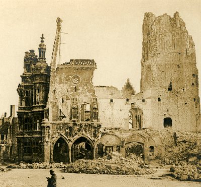 Clock Tower og Hotel de Ville, Arras, Nordfrankrig, c1914-c1918 af Unbekannt
