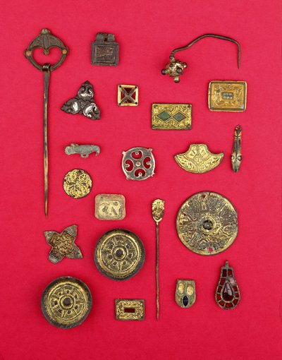Samling af angelsaksiske og keltiske smykker, herunder beslag af forgyldt bronze, underkop og korsformede brocher og et merovinger-vedhæng, der spænder fra det 1. til det 7. århundrede e.Kr. (bronze) af Unbekannt