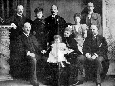 Oberst Robert Baden-Powell og hans mor, søster og fire brødre, 1900. af Unbekannt