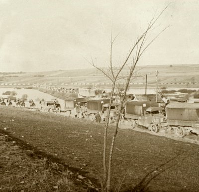 Søjle af lastbiler på Voice Sacrée, Verdun, Nordfrankrig, c1914-c1918. af Unbekannt