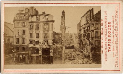 Commune de Paris (1871): åbning af stormagasinerne i Carpet Rouge, et reklamekort, der viser bygningen et år før, i ruiner under kommunen. Print på pap Dim. 6,3x10 cm af Unbekannt