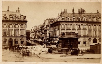 Kommune i Paris (1871) set fra Place Vendome med den ødelagte søjle. Fotografering. Print på pap Dim. 10,4x6,2 cm af Unbekannt