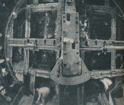 Compound Greathead Schild zerstört eine Barriere zwischen zwei Ländern, ca. 1935 von Unbekannt