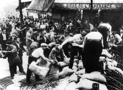 Errichtung einer Barrikade, Paris, 1944 von Unbekannt
