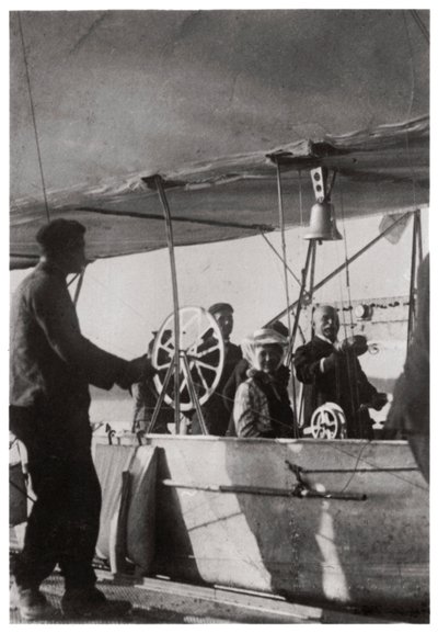 Grev Zeppelin med sin datter i Zeppelins gondol LZ3, Tyskland, c1906-1908 1933 af Unbekannt