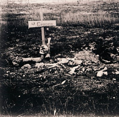 Kors og menneskelige rester, c1914-c1918 af Unbekannt