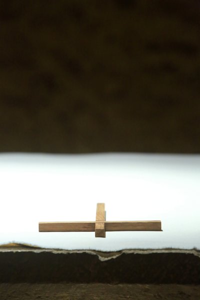 Kors på et alter. Taize Fællesskabet, Taize, Frankrig af Unbekannt