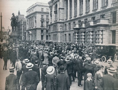 Folkemængden ventede udenfor krigskontoret morgenen før krigen blev erklæret, 1914 af Unbekannt