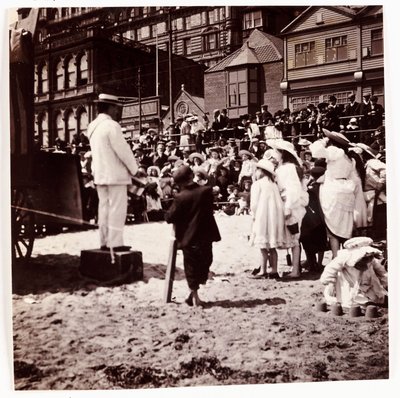 Crowd ser på en strandunderholder, c 1905 af Unbekannt
