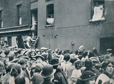 Publikum ser plyndringen af et tysk hus i Poplar, c1914 af Unbekannt