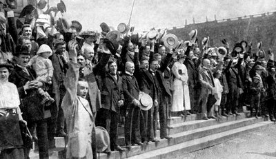 Folkemængder jubler under udbruddet af fjendtligheder, krigsfeber i Tyskland, Første Verdenskrig, 1914 af Unbekannt