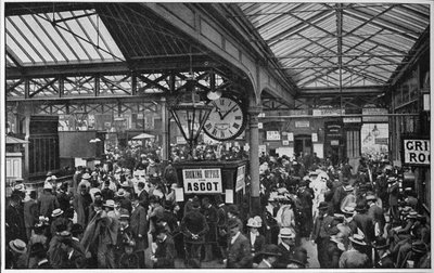 Folkemængder på Waterloo Station på vej til Ascot-løb, London, c1900 1901 af Unbekannt