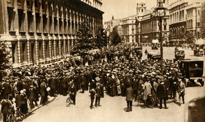 Folkemængder venter uden for Downing Street i London på nyheder om...krig, juli 1914, 1933. af Unbekannt