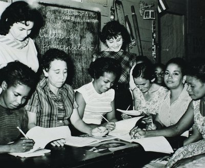 Den cubanske revolution: kvinder, der deltager i de uddannelsesprogrammer, der blev oprettet af Fidel Castros alfabetiseringskampagne på landet, begyndelsen af 1960