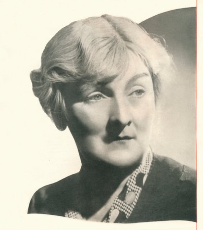 Curtain call for Sybil Thorndike A Cocktail, I which Booths Plays a Leading Part Receives An Enth af Unbekannt