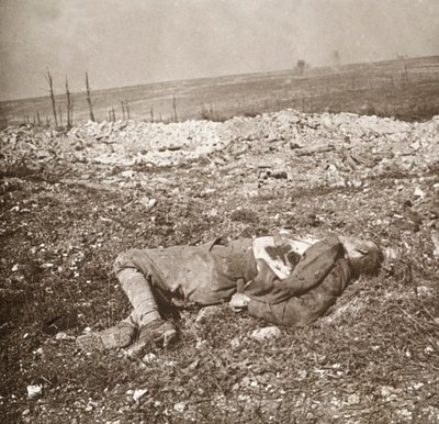 Død tysk soldat, Verdun, Nordfrankrig, c1914-c1918. af Unbekannt