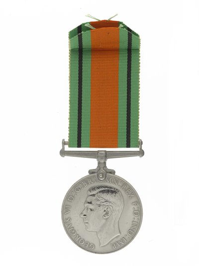 Forsvarsmedalje 1939-45 (nikkel og silke) af Unbekannt
