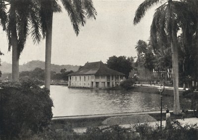 Landsøen med biblioteksbygningen i Temple of the Sacred Tooth Relic, 1926 af Unbekannt