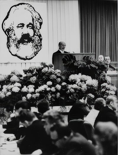 Formanden for statsrådet i Den Tyske Demokratiske Republik Walter Ulbricht ved et møde i anledning af Karl Marx