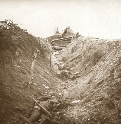 Ødelagt tank og lig, Auberives, Frankrig, c1914-c1918 af Unbekannt