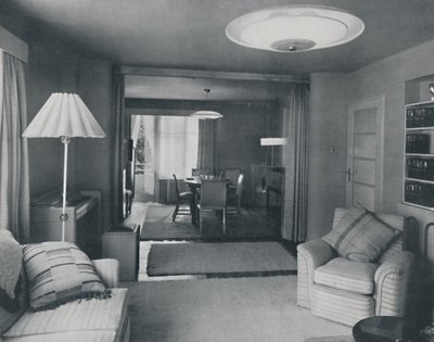 Spisestue og stue, kun opdelt af tunge gardiner i en attraktiv moderne vævning, 1942 af Unbekannt