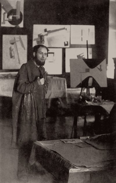 El Lissitzky i sit atelier i Vitebsk, 1919. af Unbekannt