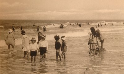 Børn ved Badet, Børn der bader, c1900. af Unbekannt