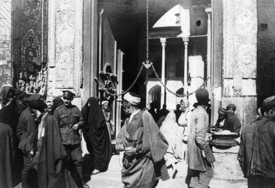 Indgang til Kazimain-moskeen, Irak, 1917-1919 af Unbekannt