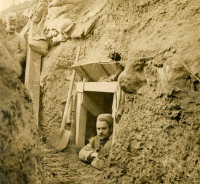 Indgang til et udgravet shelter, c1914-c1918 af Unbekannt