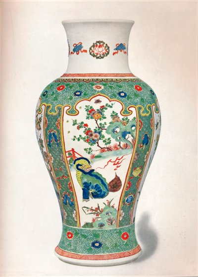 Famille Verte Vase, med fire opretstående paneler malet med sten og blomstrende planter, to monstre, af Unbekannt