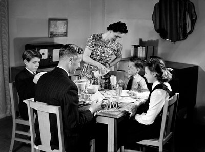 Familie til morgenmad, ca 1948 af Unbekannt