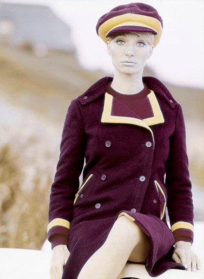 Mode: ung kvinde iført kasket og frakke, slutningen af 1960