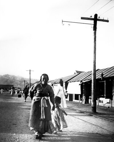 Far og barn, Seoul, Korea, 1900 af Unbekannt