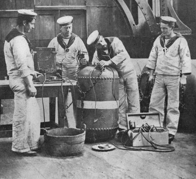 Montering af en elektrisk kontaktmine, 1914 af Unbekannt