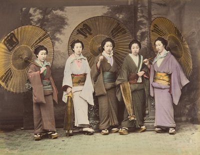 [Fem japanske kvinder i traditionel kjole med parasoller], 1870