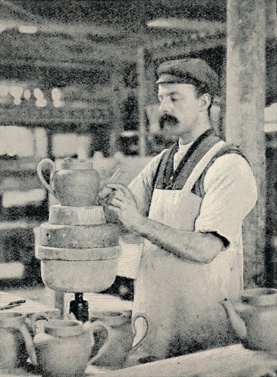 Fastgøring af tud på en tekande, c1917 af Unbekannt