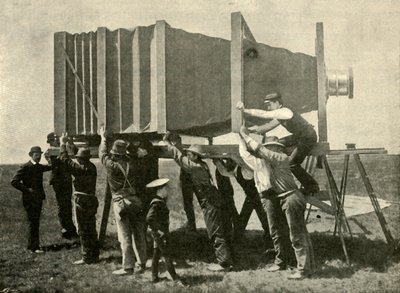 Fokus på det gigantiske kamera til arbejde, 1901. af Unbekannt