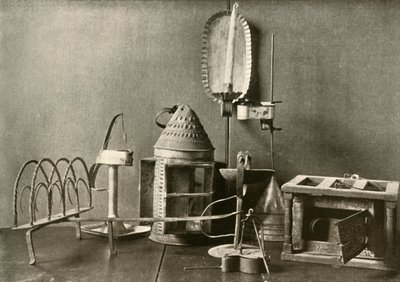 Fodvarmer, olielamper, stearinlyslampe, bliklanterne og brødrister, c1700-tallet, 1937. af Unbekannt