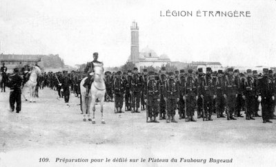 Fransk fremmedlegion forbereder sig på at marchere på plateauet Faubourg Bugeaud, Algeriet, 20. århundrede af Unbekannt