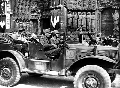 Den franske general Philippe Leclerc uden for Notre Dame, befrielse af Paris, august 1944 af Unbekannt