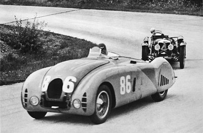 Fransk Grand Prix, 1936: En ny strømlinet Bugatti, efterfulgt af en Riley, 1936, 1937 af Unbekannt