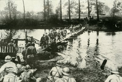 Franske tropper krydser en flod, 1919. af Unbekannt