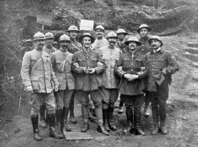 Franske og engelske officerer ved Mount Kemmel nær Ypres, Belgien, april 1918 af Unbekannt